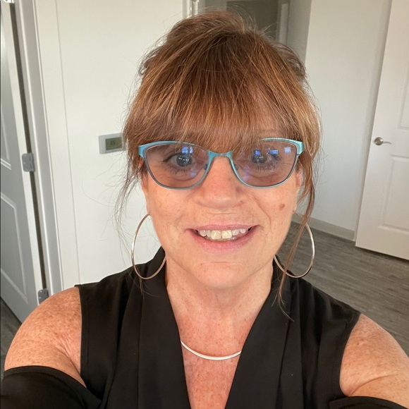 Meet your Posher, Sharon - Picture 2 of 2